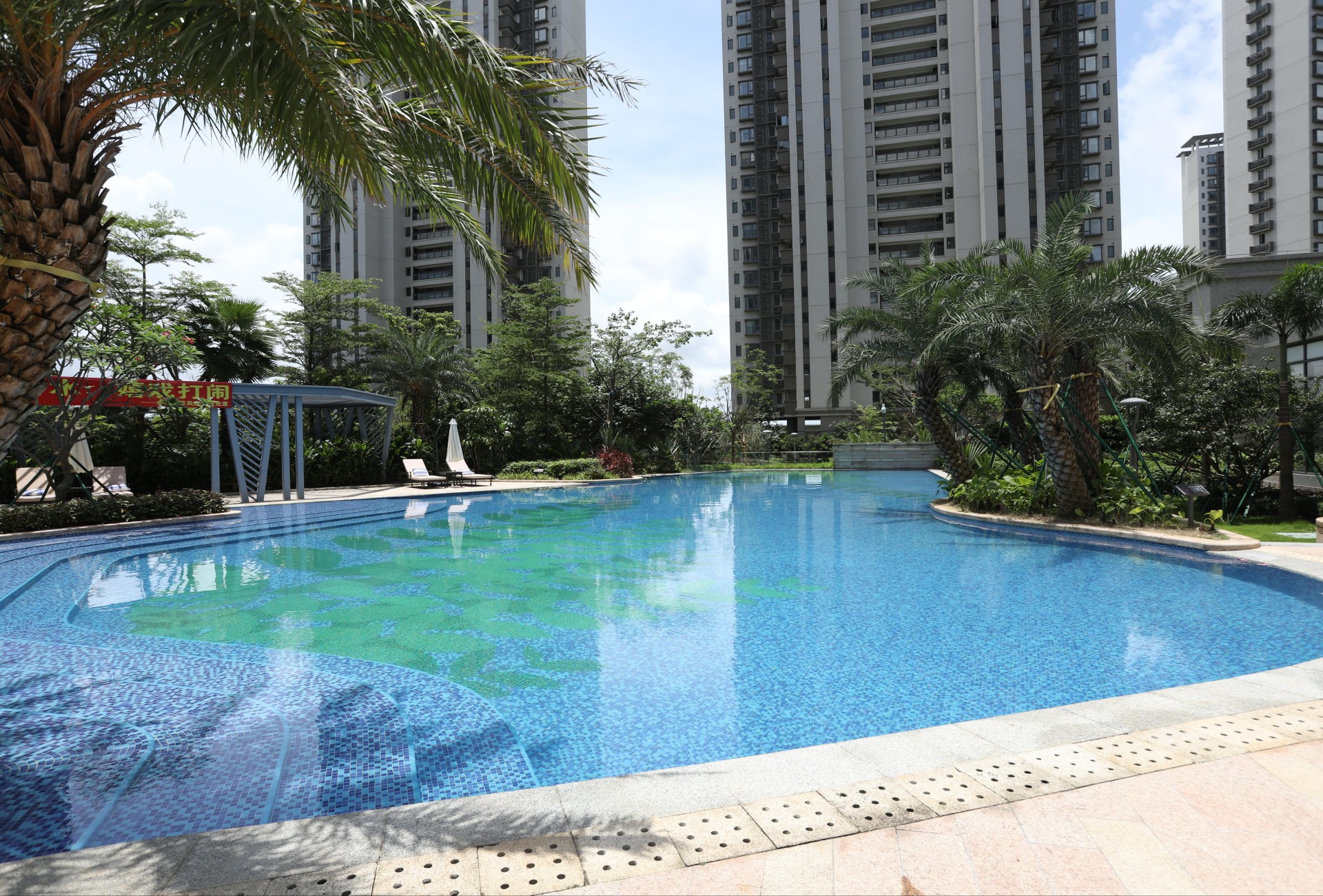 华发首府室外泳池