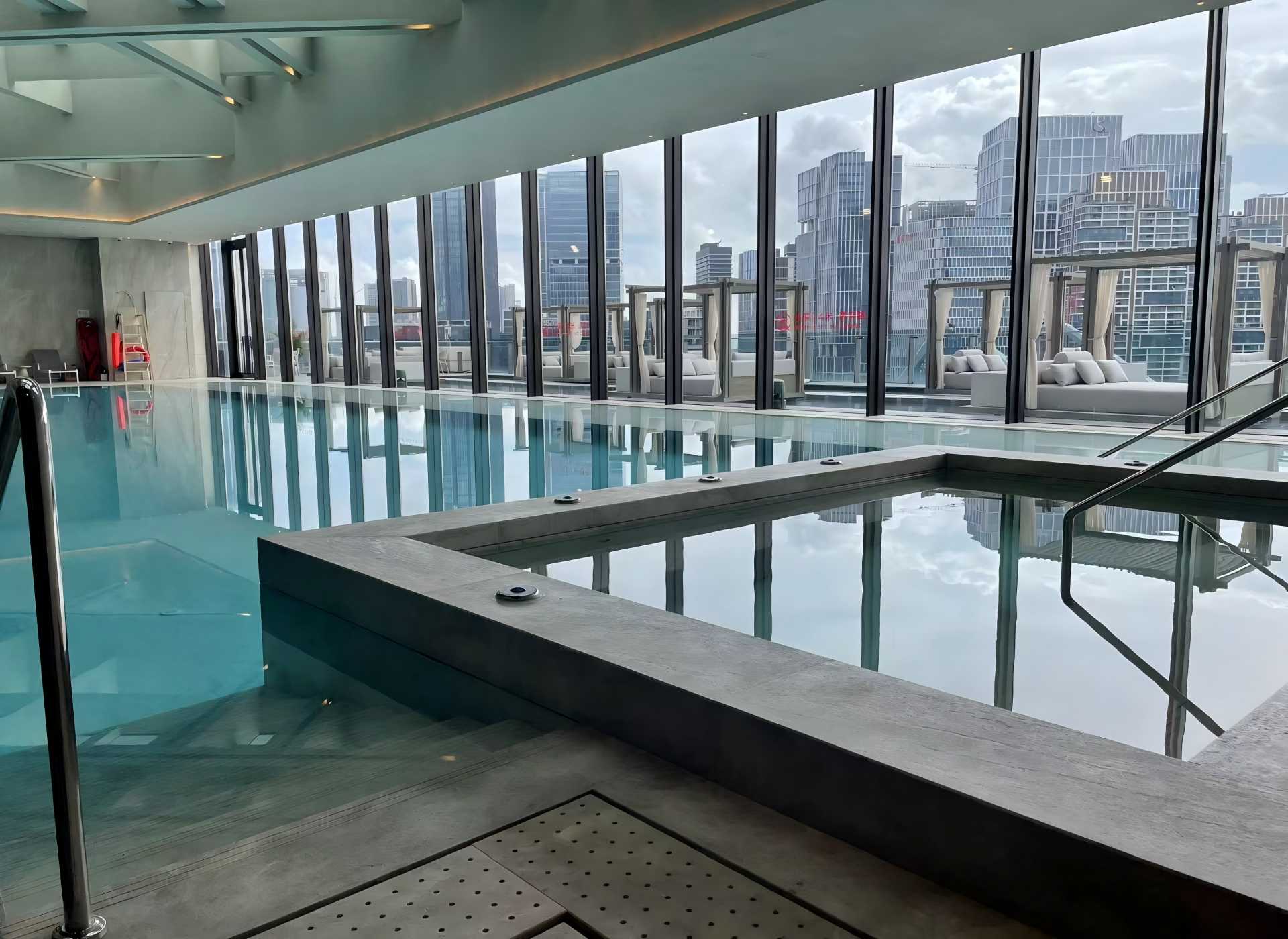 康莱德酒店恒温泳池