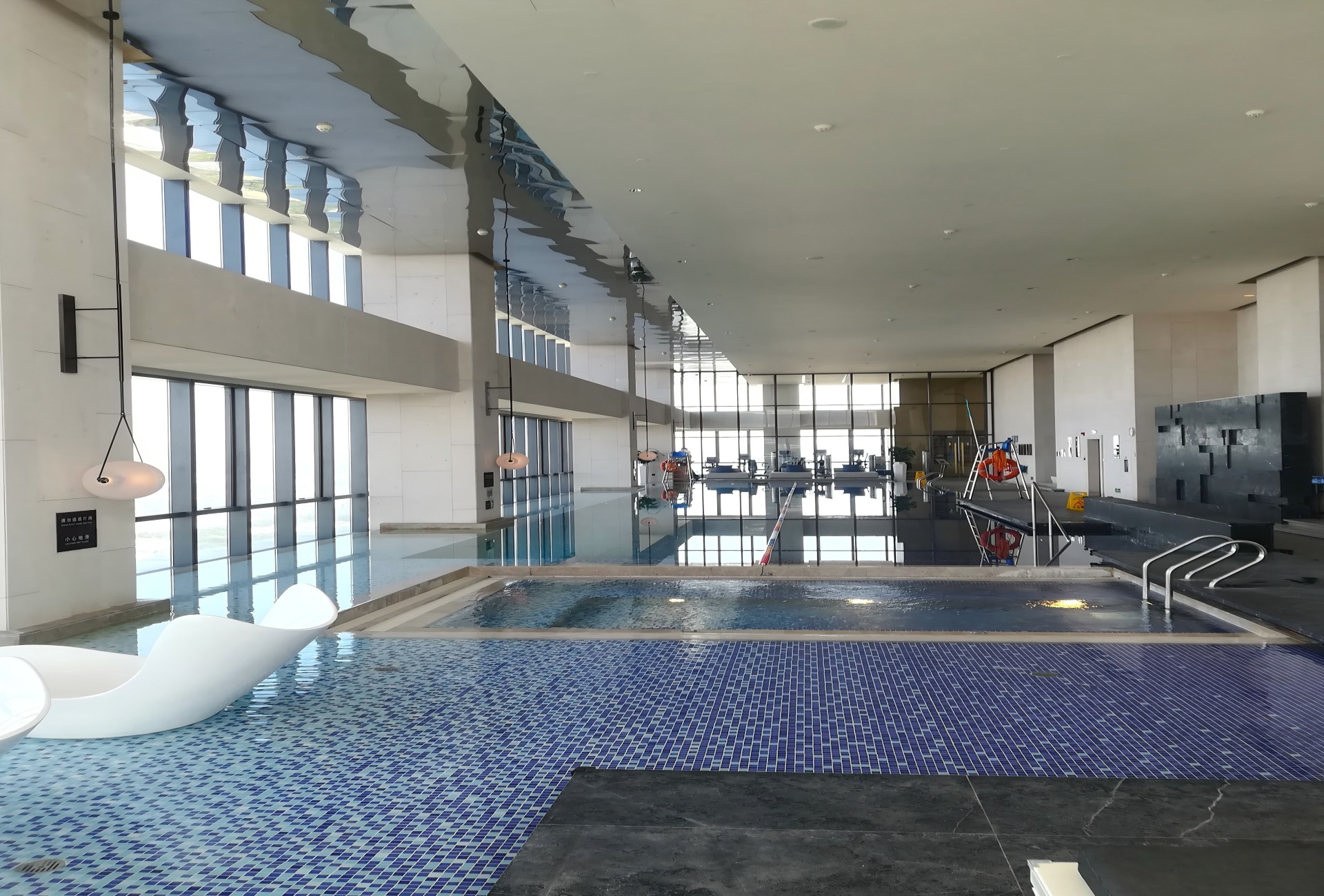 皇冠假日酒店恒温泳池