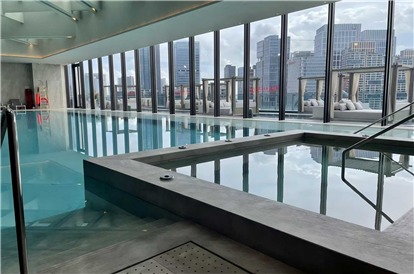 康莱德酒店恒温泳池